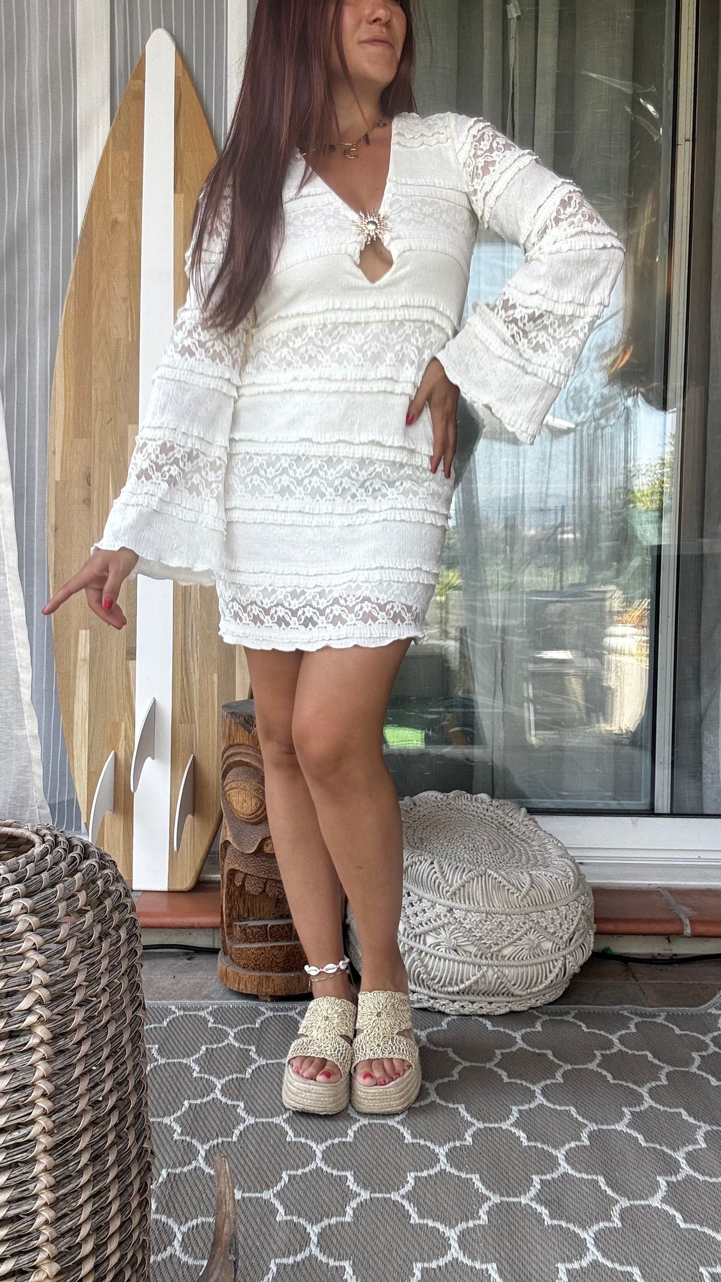Robe en Dentelle Blanche et Broche Soleil - Solar Bloom