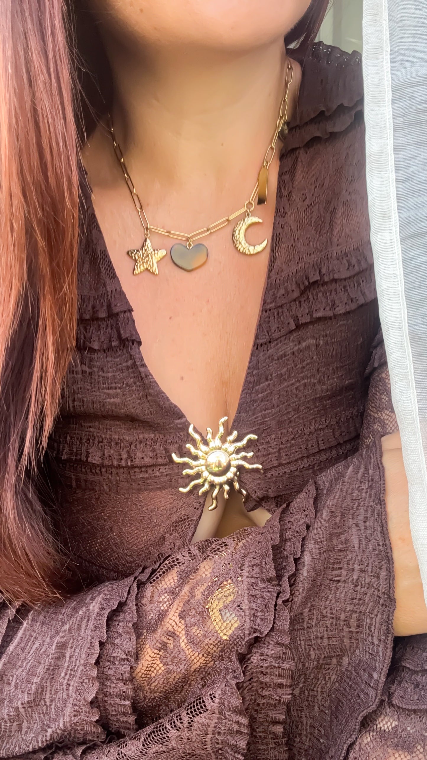 Robe en Dentelle Chocolat et Broche Soleil - Sunset Bloom