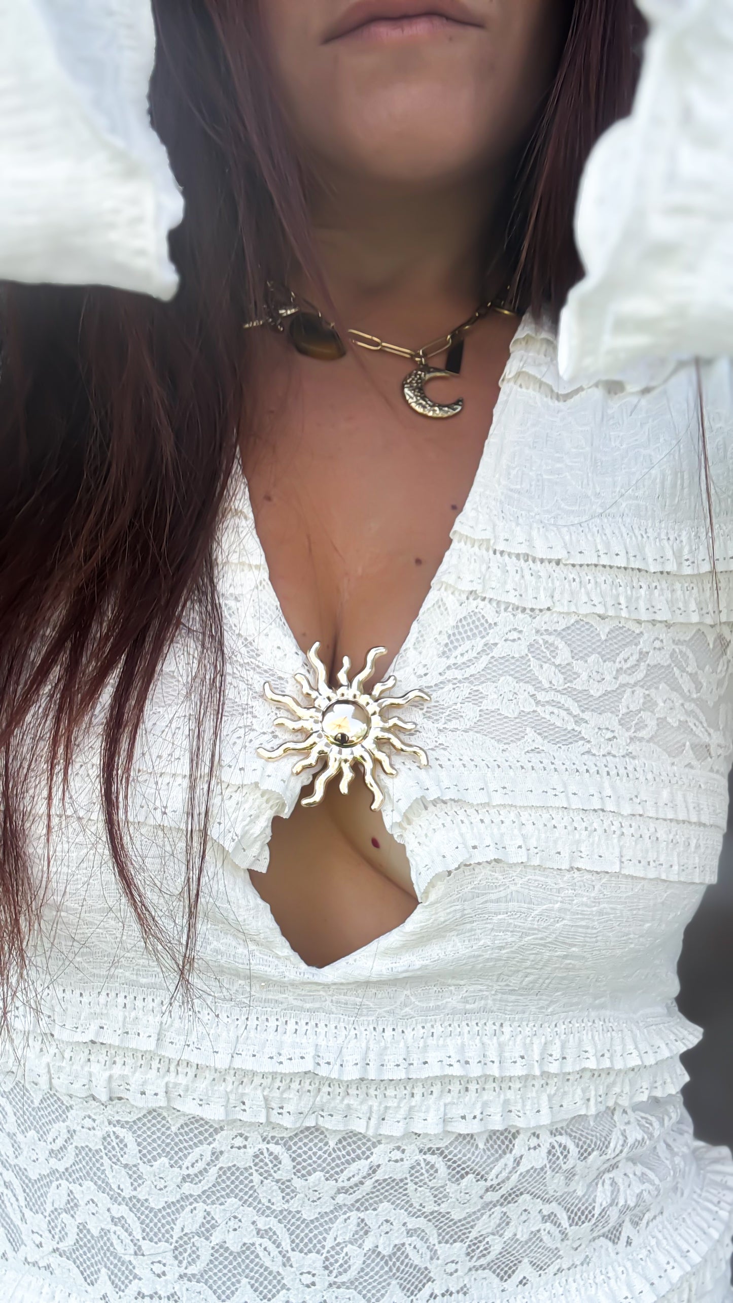 Robe en Dentelle Blanche et Broche Soleil - Solar Bloom