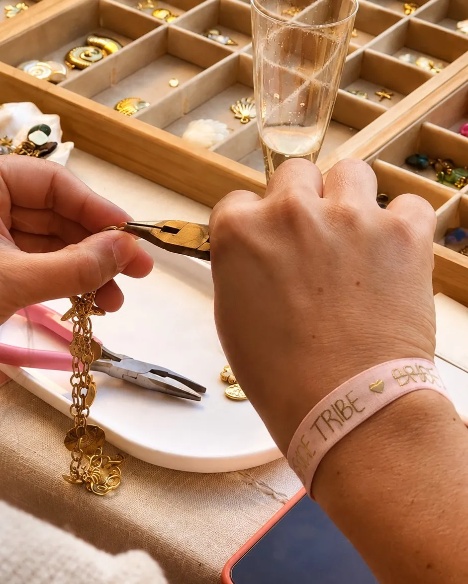 Atelier entre amies : bracelet « bride tribe », coupe de champagne et plateaux de charms