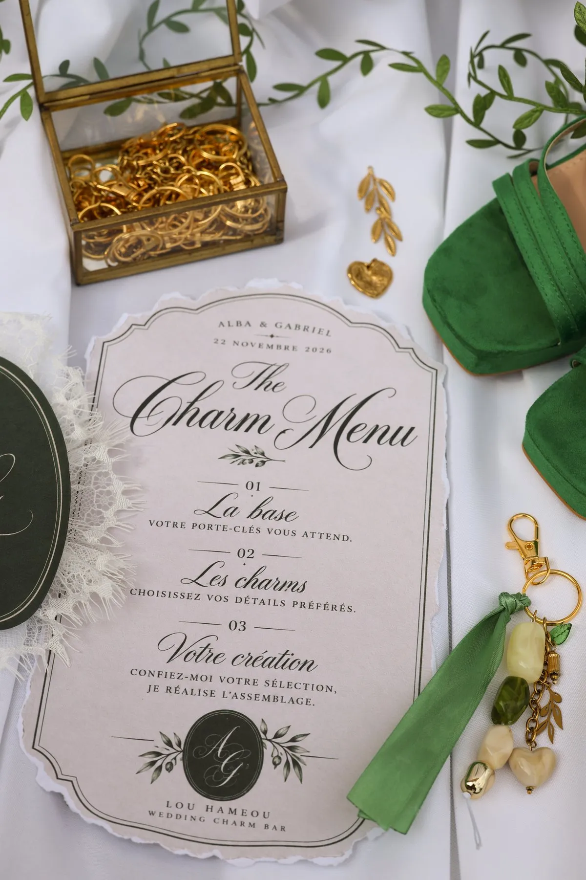 Le Charm Menu sur papier à bords déchirés, ruban vert olive et coffret doré