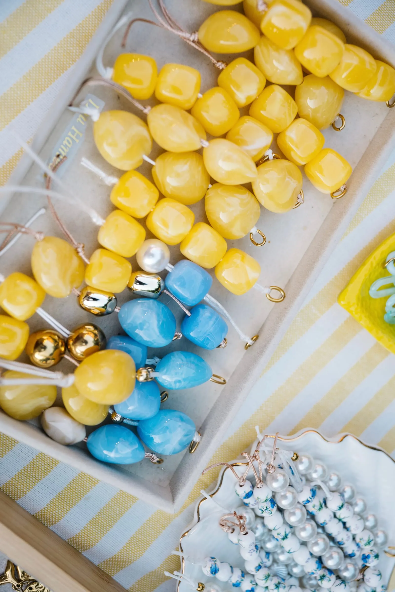 Plateau de perles jaunes et bleues préparées pour l’atelier