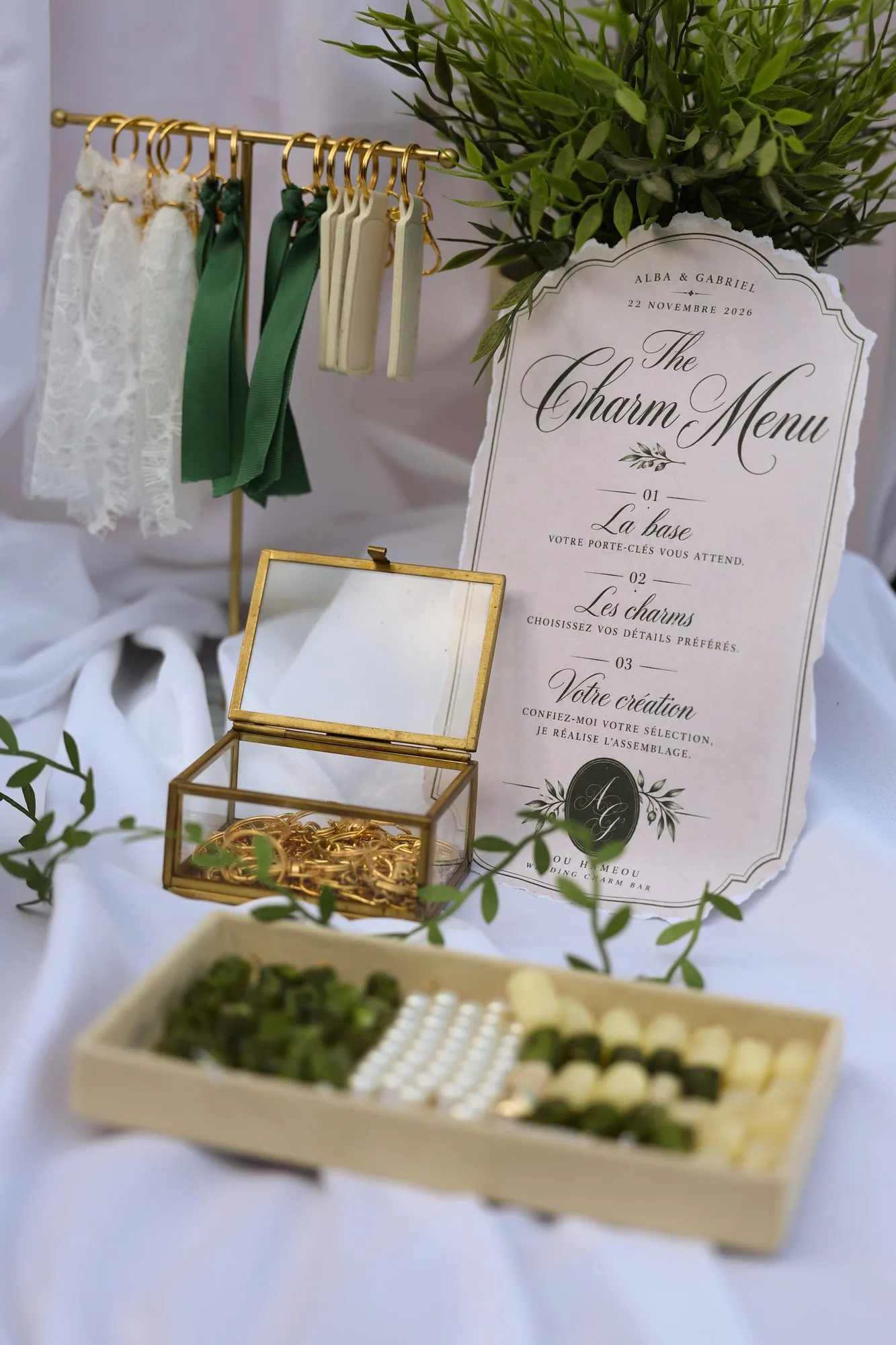 Les plateaux de charms dorés encadrés de feuillage d’olivier