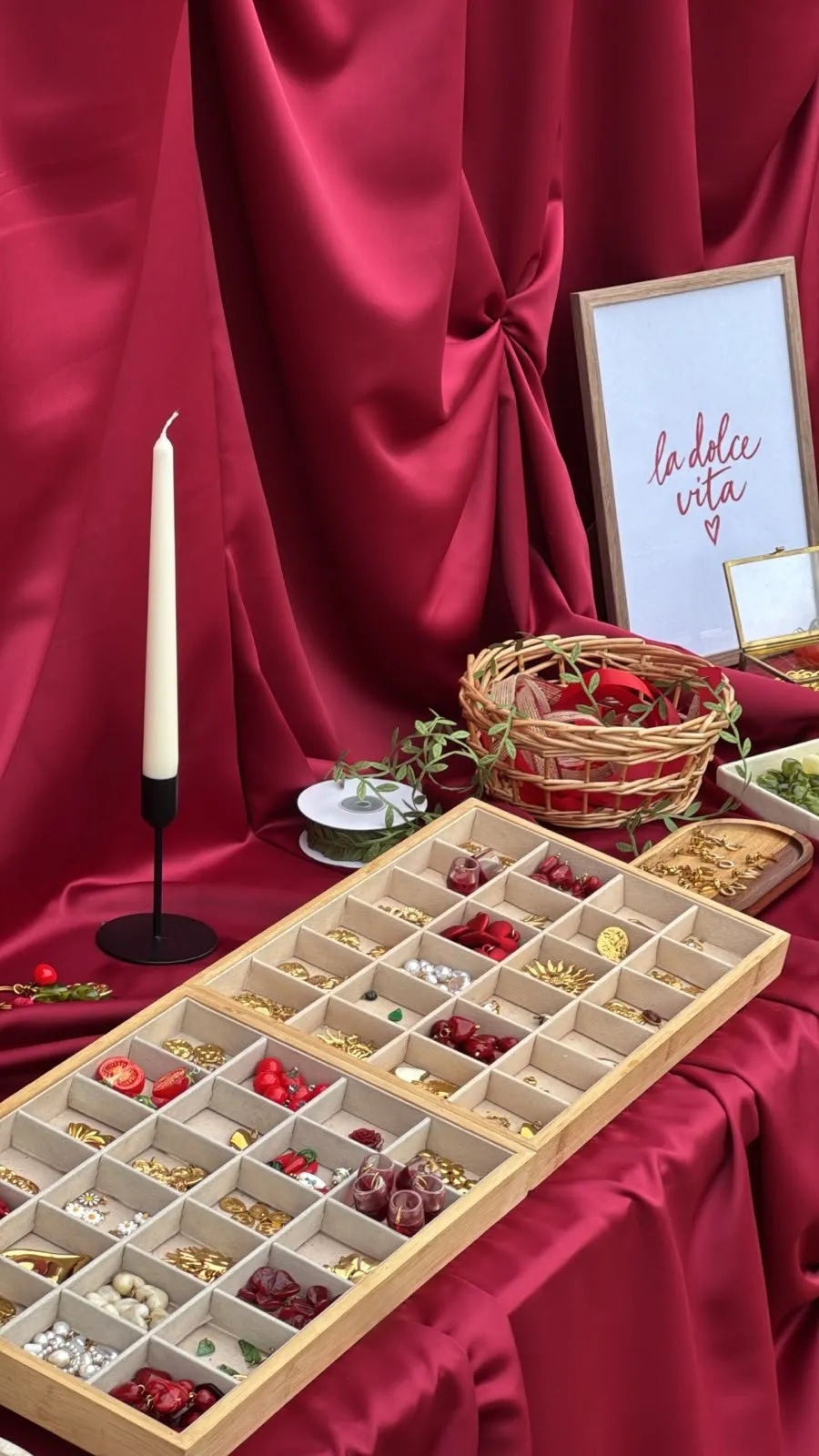 Table du Charm Bar en draperie bordeaux, bougie et plateaux de charms rouges