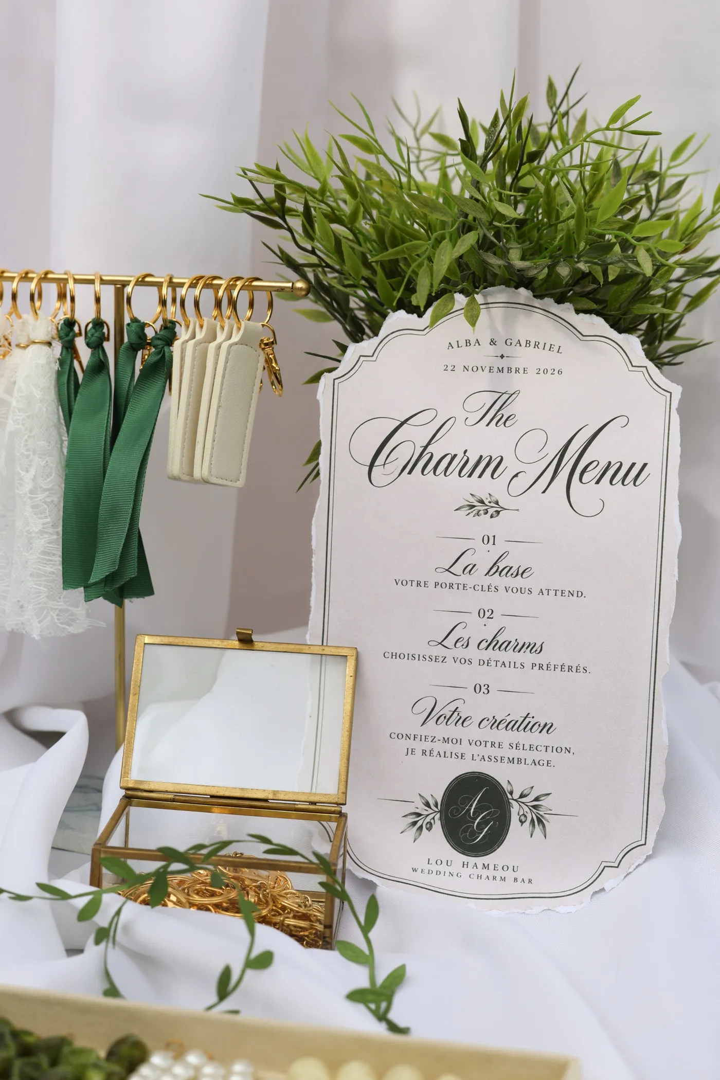 Charm Menu, rubans vert olive et dentelle sur un drapé blanc