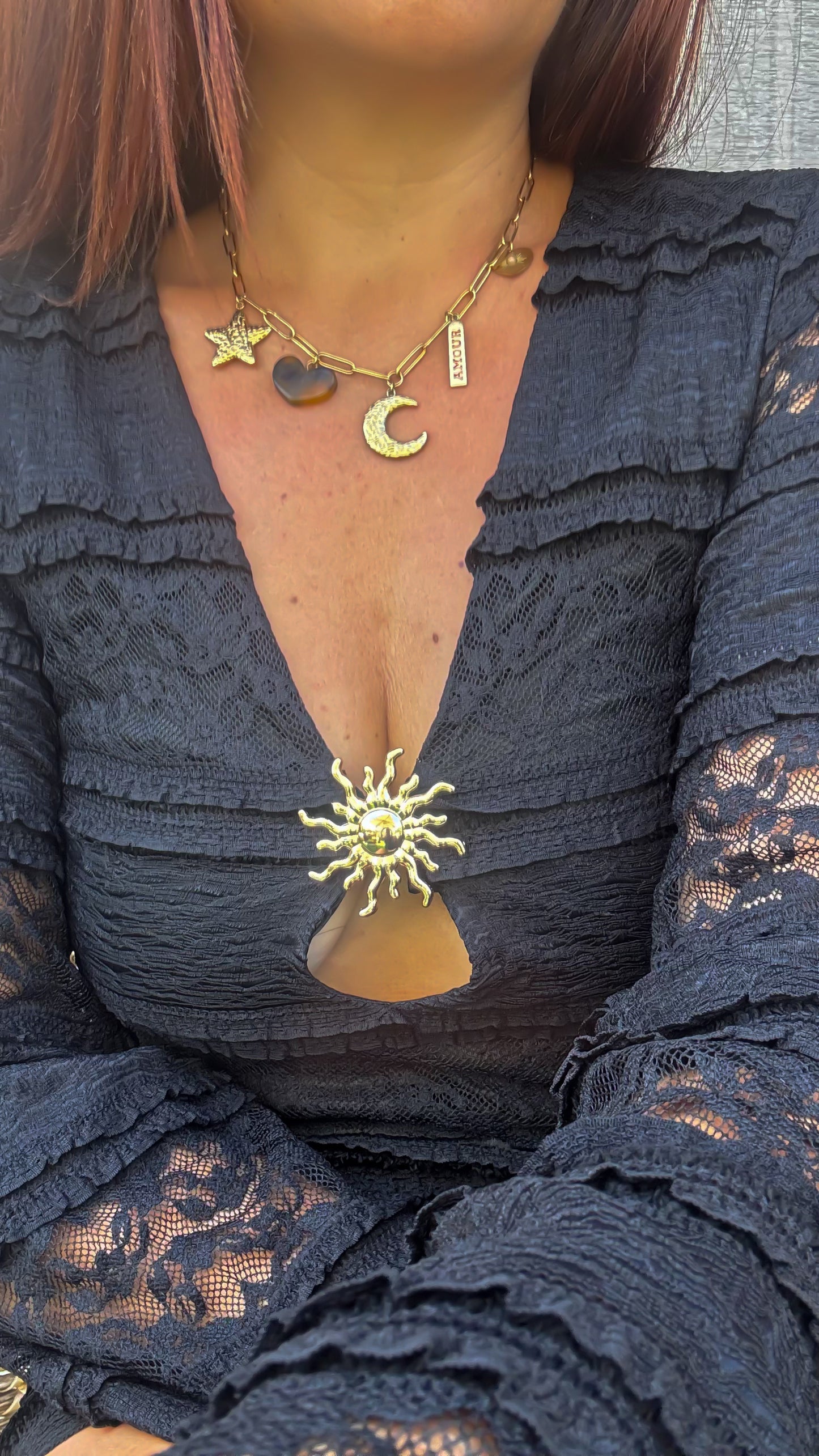Robe en Dentelle Noire et Broche Soleil - Eclipse Bloom