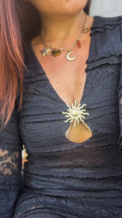 Robe en Dentelle Noire et Broche Soleil - Eclipse Bloom