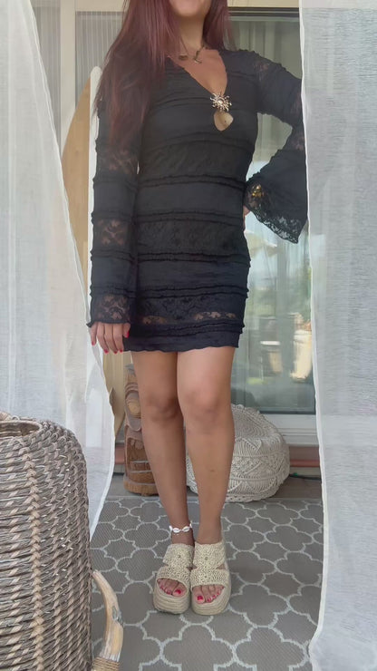 Robe en Dentelle Noire et Broche Soleil - Eclipse Bloom