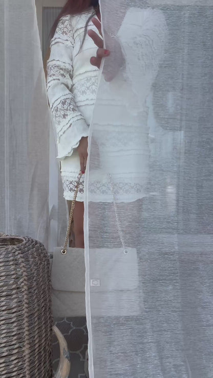 Robe en Dentelle Blanche et Broche Soleil - Solar Bloom